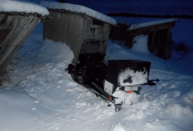 Смертельное препятствие: в Архангельской области пенсионер на снегоходе врезался в сарай